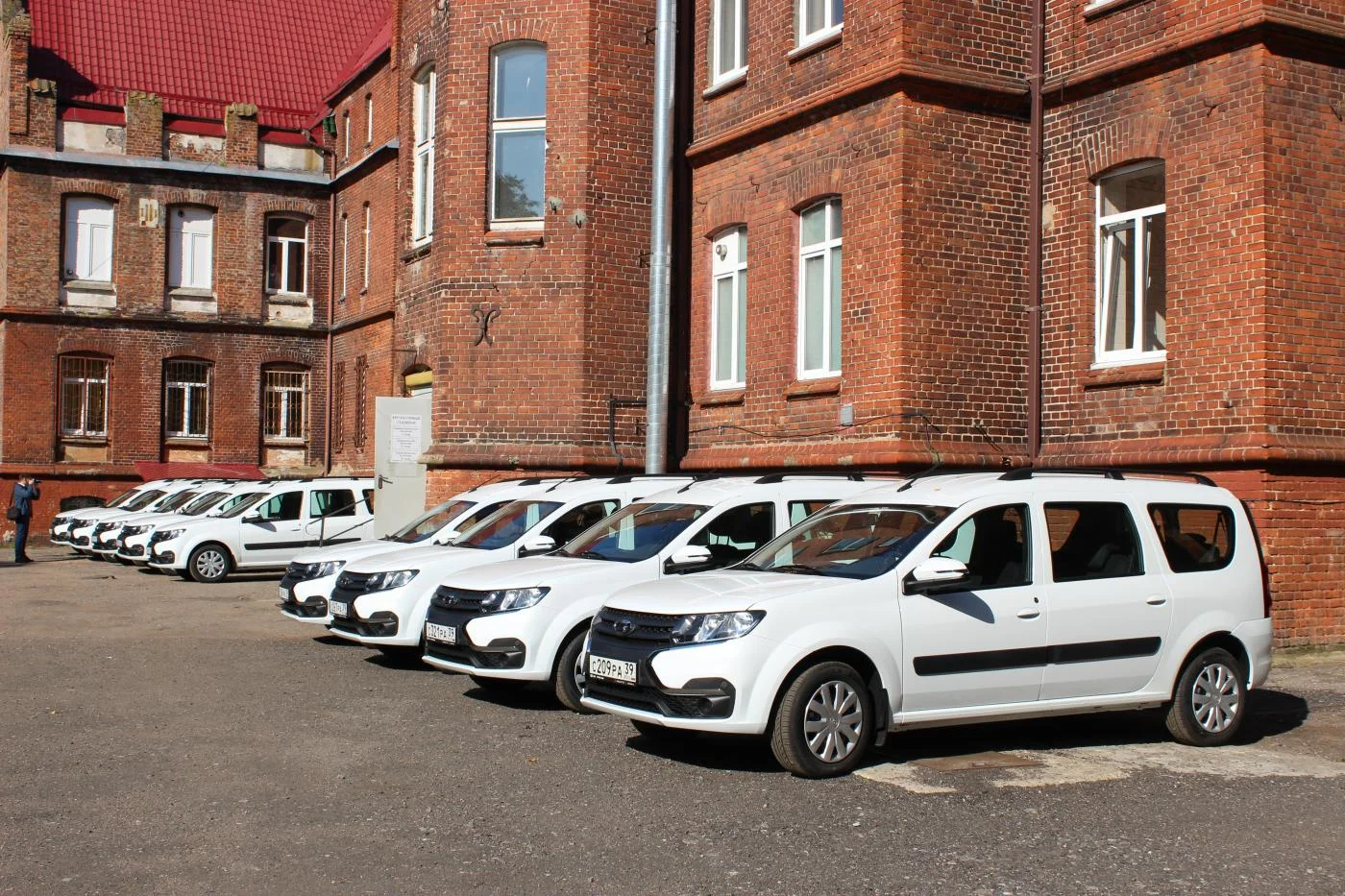 За полтора года в лечебные учреждения региона поступило около ста новых автомобилей