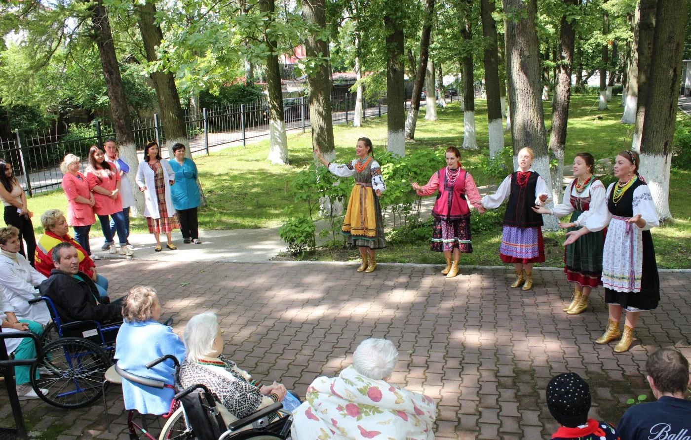 В Городской больнице № 2 прошел концерт фольклорного ансамбля