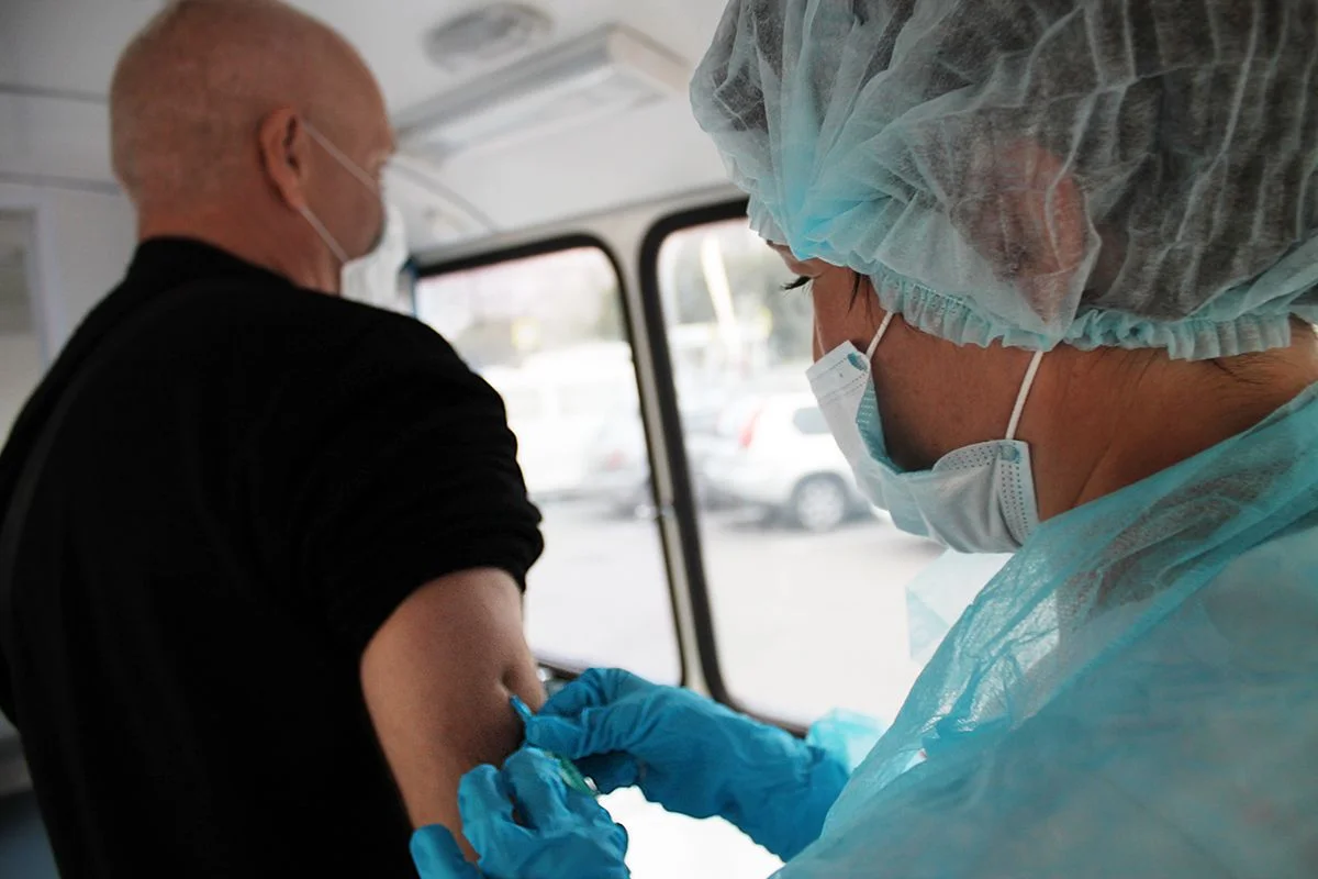 За первые две недели прививочной кампании от гриппа вакцинировано около шестнадцати тысяч человек