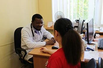 В поликлинике на улице Алданской начал прием пациентов врач-терапевт из Республики Гана В поликлинике на улице Алданской начал прием пациентов врач-терапевт из Республики Гана