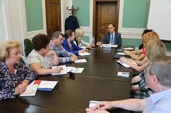 Руководитель областного министерства здравоохранения встретился с редакторами муниципальных газет Руководитель областного министерства здравоохранения встретился с редакторами муниципальных газет