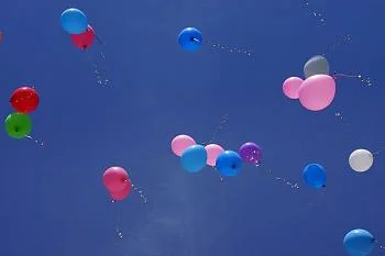 Из окон Регионального перинатального центра в небо выпустили воздушные шары Из окон Регионального перинатального центра в небо выпустили воздушные шары