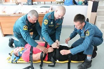 Двенадцать сотрудников МЧС отработали навыки оказания доврачебной медицинской помощи Двенадцать сотрудников МЧС отработали навыки оказания доврачебной медицинской помощи